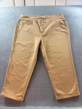 Levi’s - Boyfriend Fit Crop Pants in Khaki